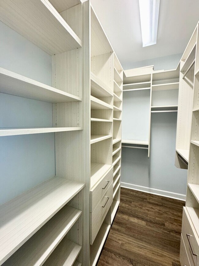 Building Photo - ELITE Townhome on Market Common! Move in ready! Make it YOURS for the Holidays!