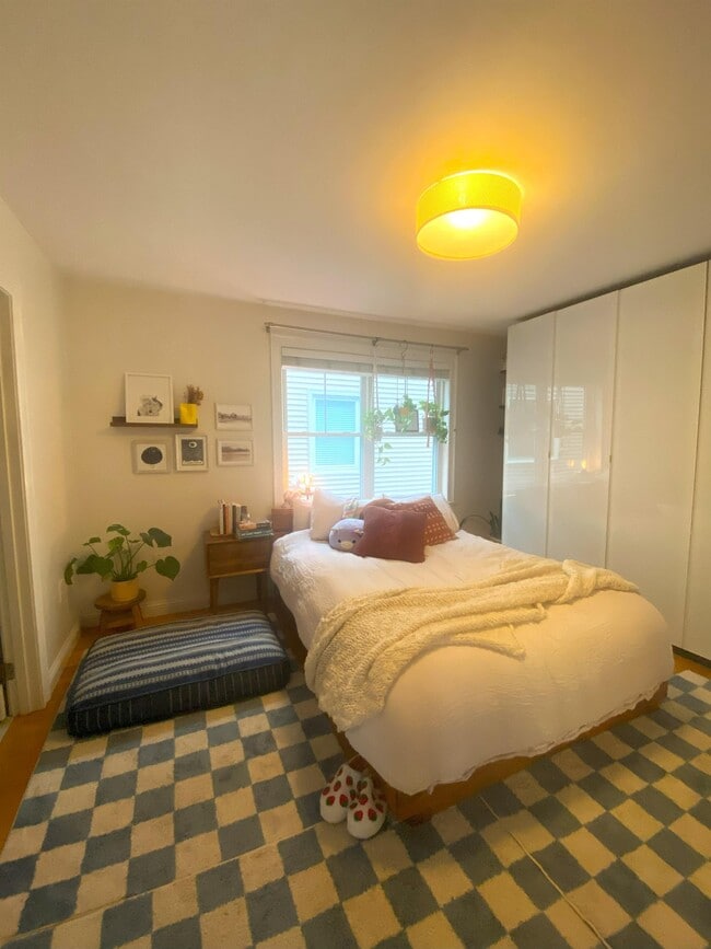 Building Photo - 241 Lamartine St