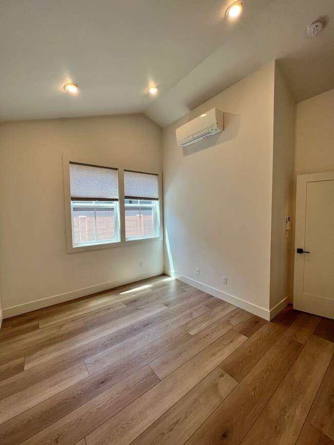 Building Photo - 249