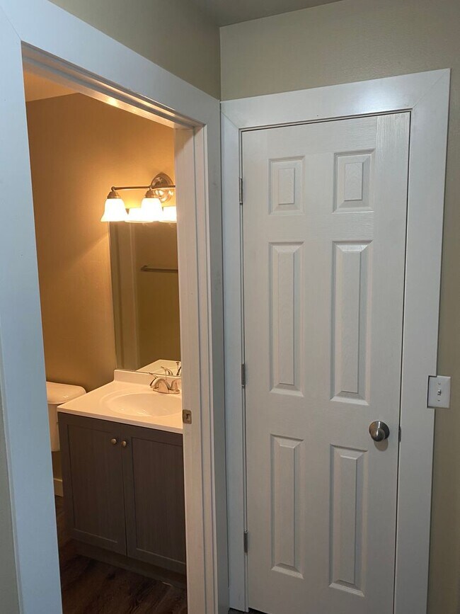 Building Photo - Newly Remodeled 2-Bedroom Apartment in Ore...