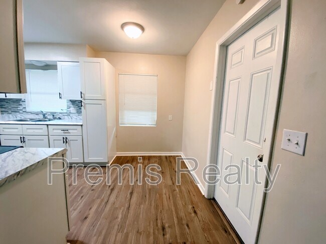 Building Photo - 1121 Mary Jane Ln