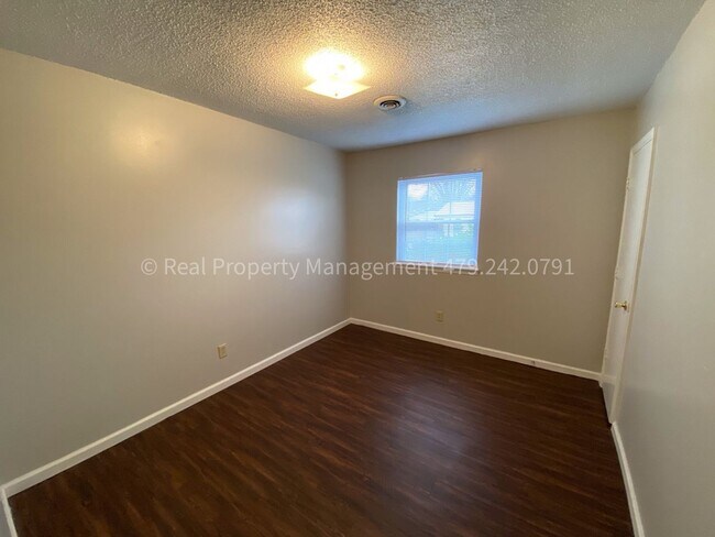 Building Photo - HALF OFF MOVE IN RENT! Cute 3 Bed 1.5 Bath Home ready NOW!