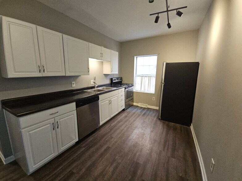 Building Photo - 319 Baum St