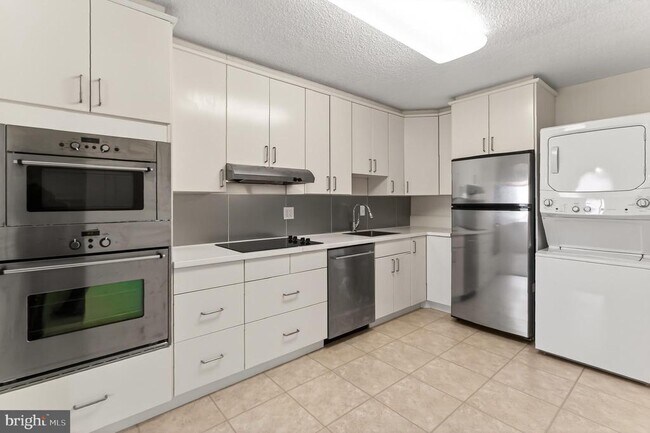 Building Photo - 5903 Mt Eagle Dr