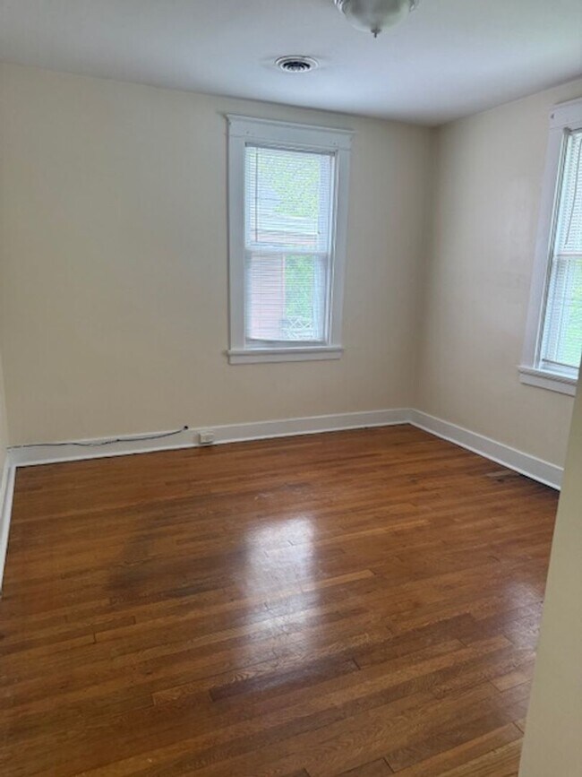 Building Photo - 4 Bedroom/ 1 Bath Single Family Home Pittsburgh, PA 15217