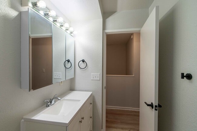 Building Photo - Charming 3 Bed 1.5 Bath Townhome in Wood Village!