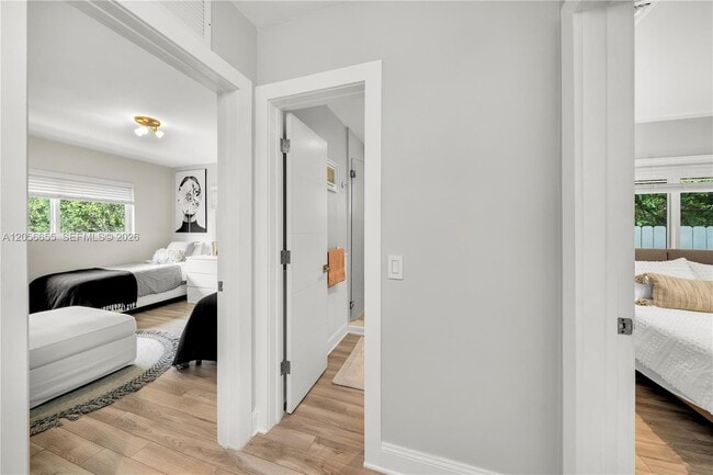 Building Photo - 736 W 51st St