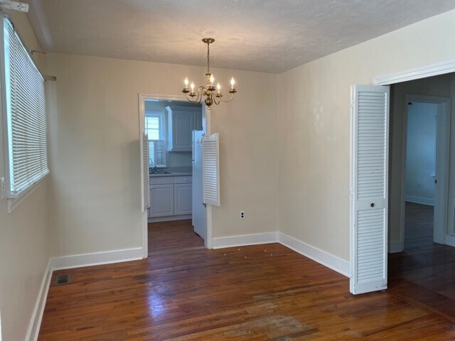 Building Photo - 2567 N View Ave