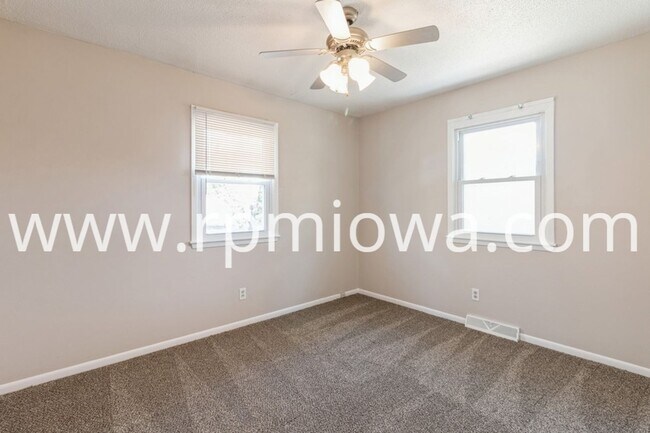 Building Photo - 215 NW Arlan Dr