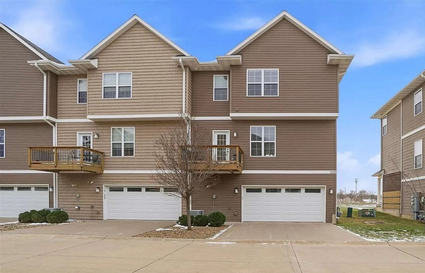 Building Photo - 300 Clark Dr