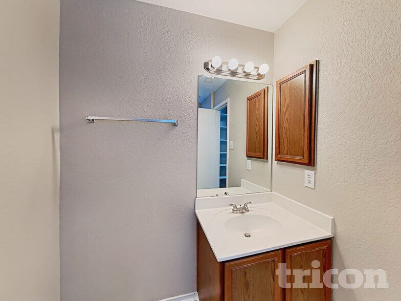 Building Photo - 6546 Benwood Crest