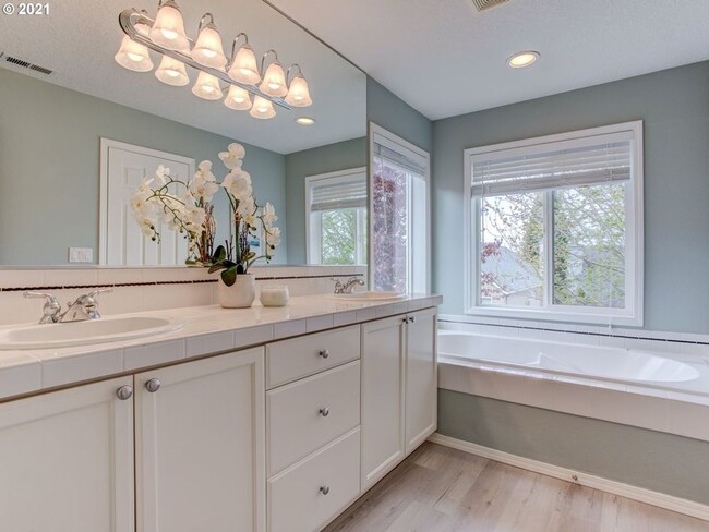 Building Photo - Sought after Remington 4bed 2.5bath with Lots of Yard Space!