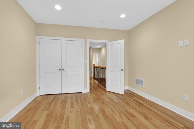 Building Photo - 1237 N Hollywood St