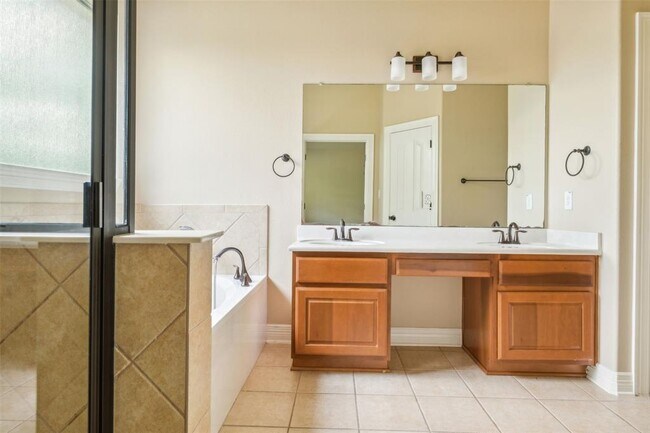 Building Photo - 15528 Interlachen Dr