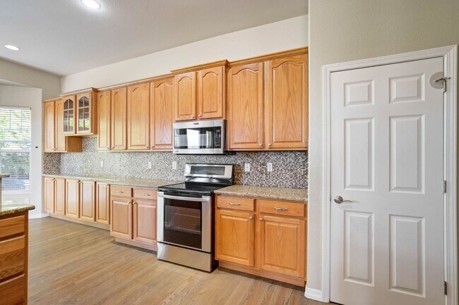 Building Photo - Main Level Living in Pine Creek...Views ar...
