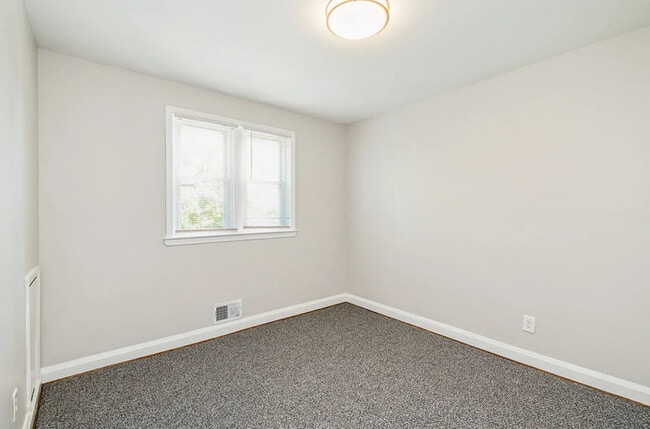 Building Photo - 3 Bedroom OPPORTUNITY AREA