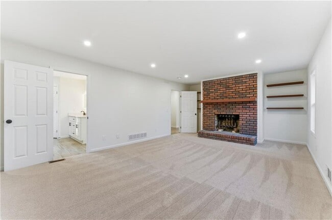 Building Photo - 1715 Crestline Dr NE