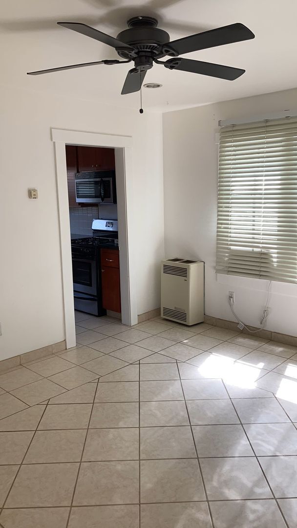 Building Photo - 820