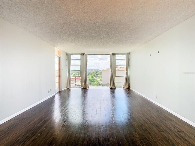 Building Photo - 7400 Sun Island Dr S