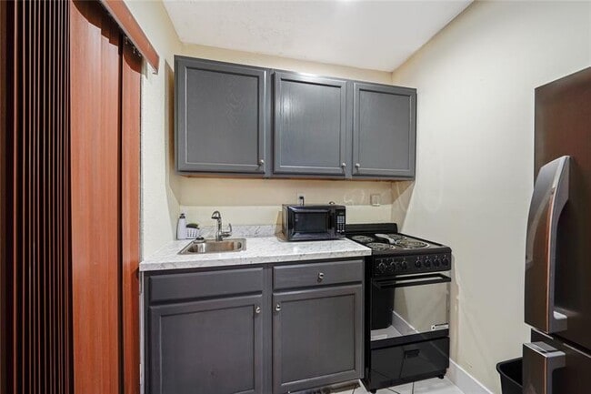Building Photo - 8453 Southampton Dr