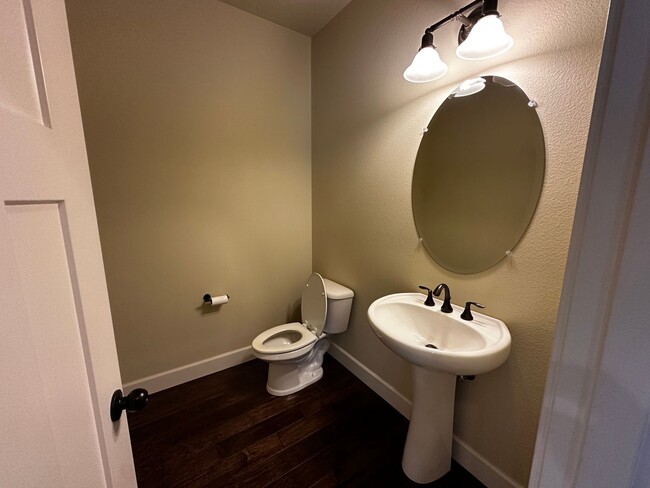 Building Photo - Beautiful 4-Bedroom Home in the Hills of W...
