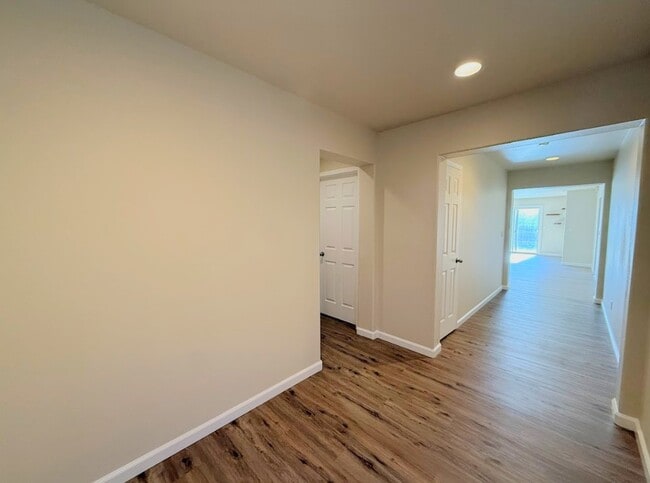 Building Photo - 1330 Riverside Ct