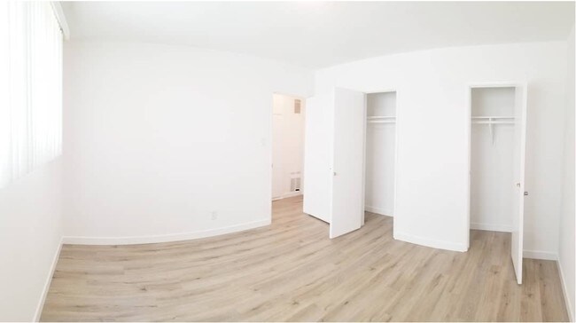 Building Photo - 943 6th Street in Santa Monica - North of Wilshire and only 6 blocks to the beach!