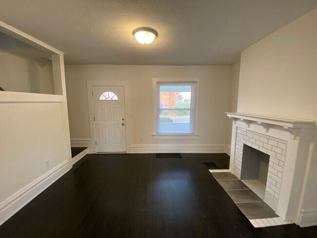 Building Photo - E Hudson St 163-167 NSLLC