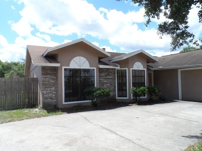 Building Photo - AVAILABLE NOW 3 BEDROOM 2 BATH 2 CAR GARAGE. CONTACT KAREN GUARDINO, REALTOR 386-747-9295
