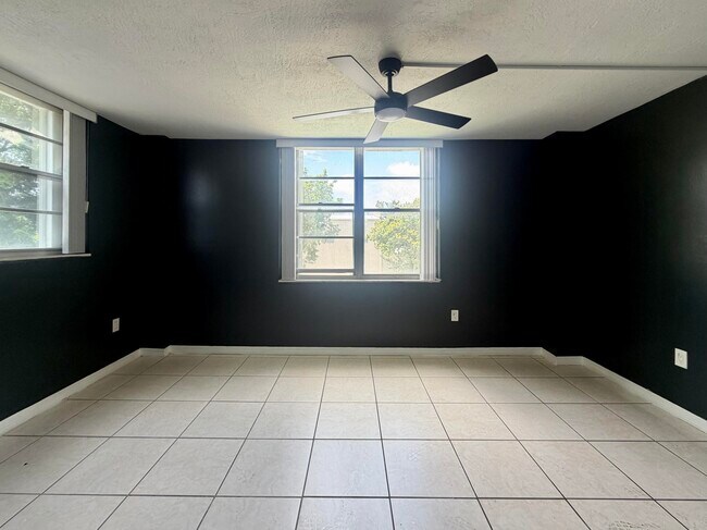 Building Photo - 15600 NW 7th Ave
