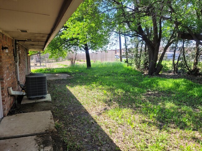 Building Photo - 400 Rosewood Dr