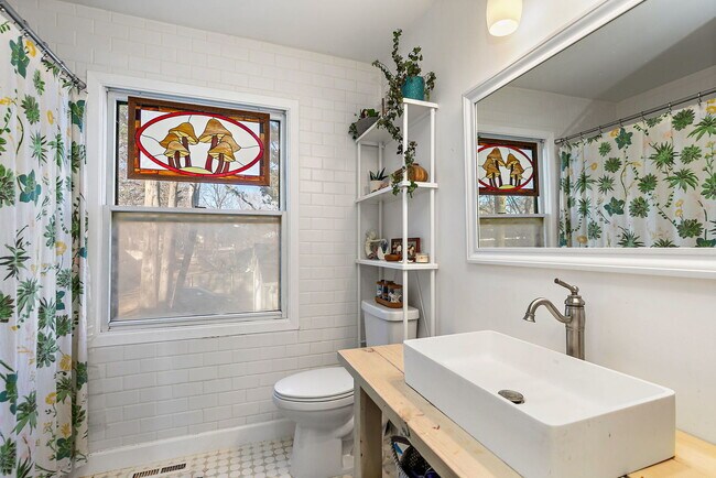 Building Photo - 614 N Hough St