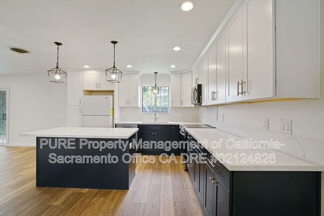 Building Photo - 2140 W La Loma Dr