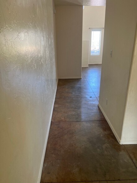 Building Photo - 422 Avenida Oriol