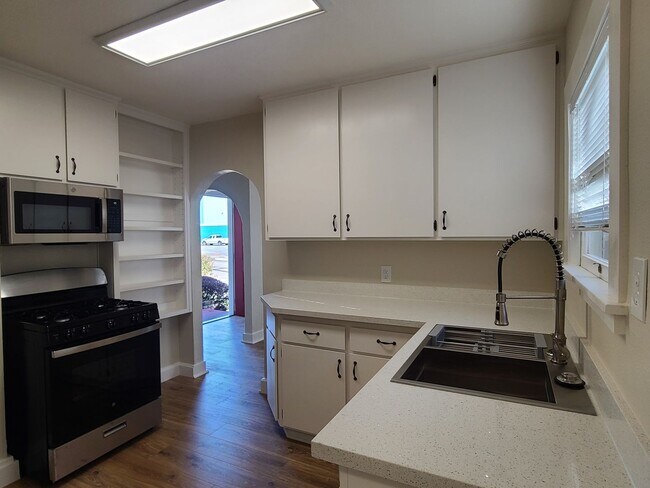 Building Photo - Action Properties R.E.S. Inc offering Central Roseville 2 Bed, 1bath  Carport Parking, Large yard...