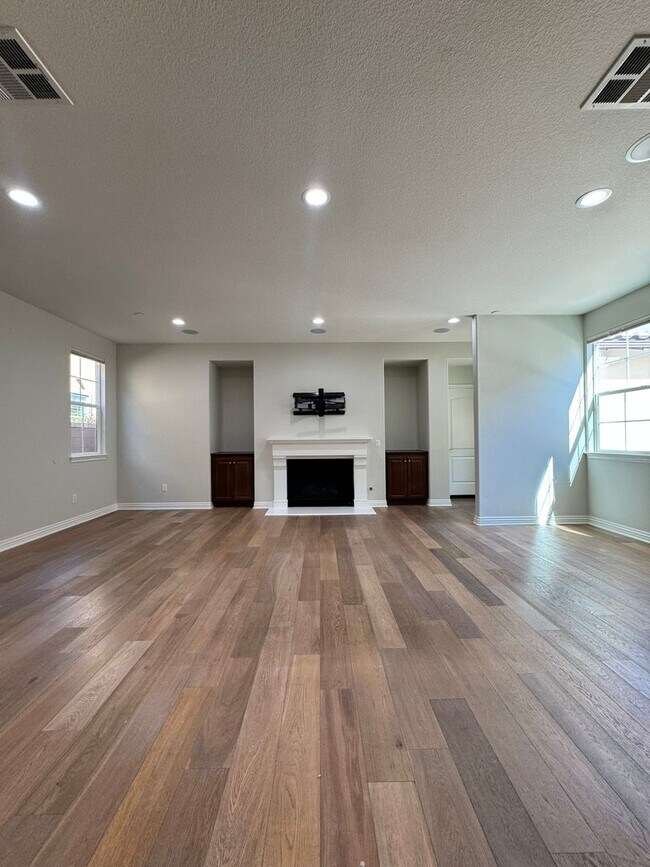 Building Photo - Modern 5 Bed, 4.5 Bath Home in Tustin Legacy