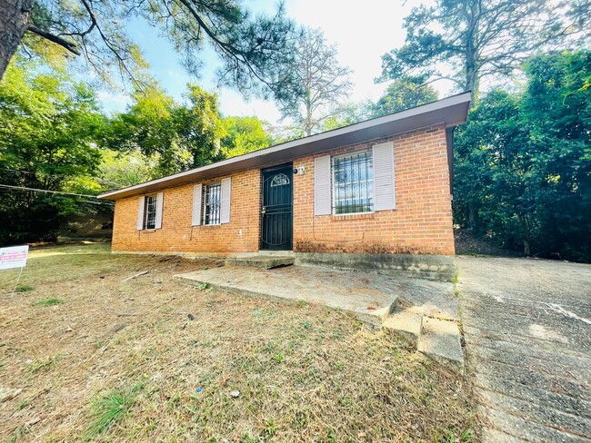 Primary Photo - ** 3 Bed 1 Bath located in Chisholm ** Cal...