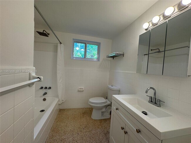 Building Photo - 1385 NE 105th St