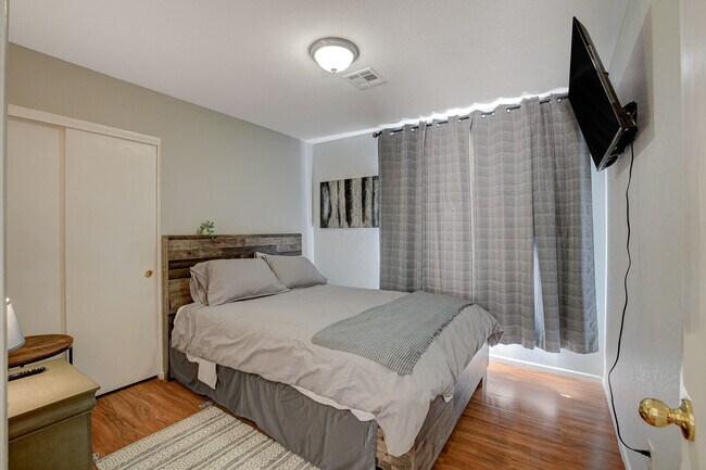 Building Photo - 9611 Sage Sparrow Ave