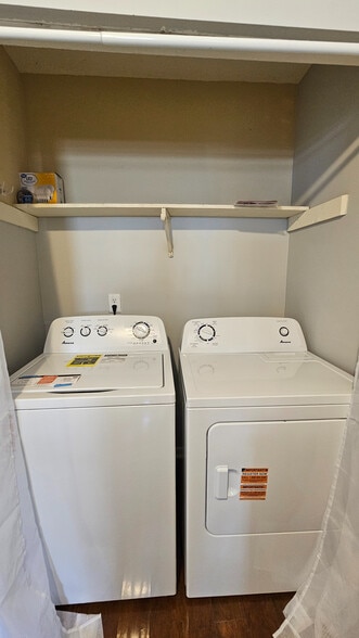 Building Photo - Room in Townhome on Sandy Creek Dr