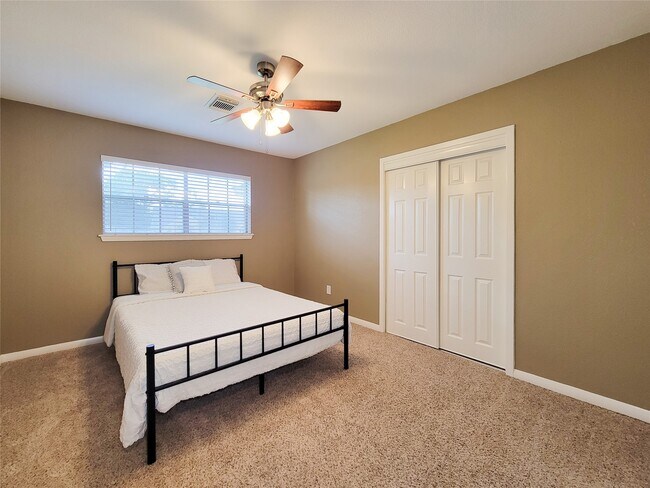 Building Photo - 2115 Forest Oaks Dr