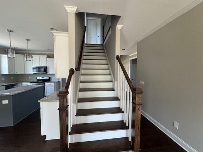 Building Photo - Like New and Move-in Ready!!