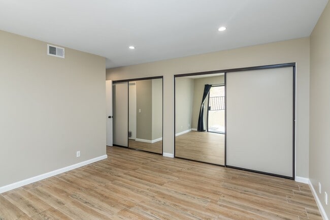 Building Photo - Beautiful two-bedroom, two-bath home in Oa...