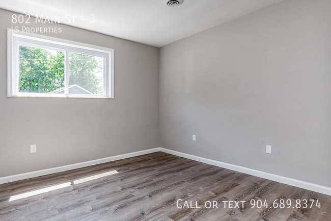 Building Photo - 802 Main St