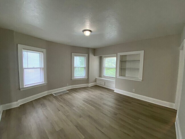 Building Photo - Beautiful Large 5 Bedroom Home Cleveland