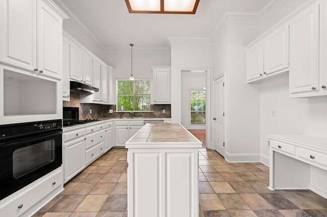 Building Photo - 10638 Hillmont Ave