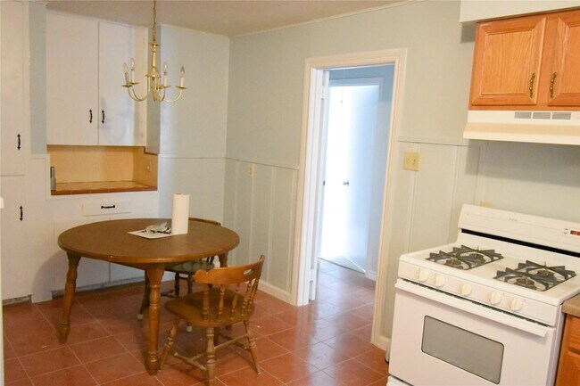 Building Photo - 1706 Oaks Dr