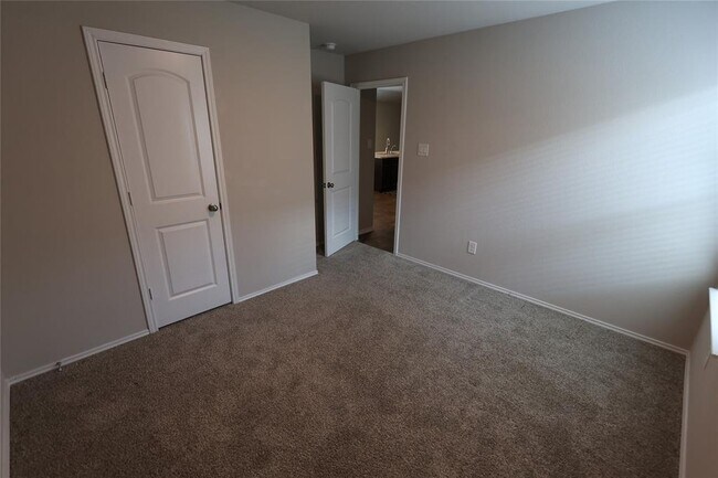 Building Photo - 2315 Otter Falls Dr