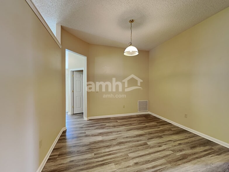 Building Photo - 685 Mackenzie Cir