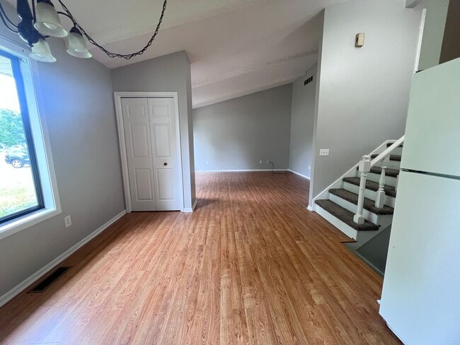 Building Photo - Four Bedroom Large Duplex in Kentwood Scho...